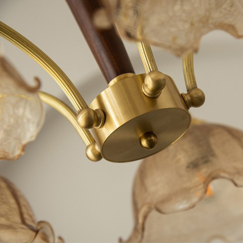 Lustre 27,5 po de style ambre avec abat-jour en verre craquelé ambre et décor de noyer