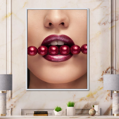 Femme avec des perles rouges dans la bouche dans une pose sensuelle - photographie sur toile