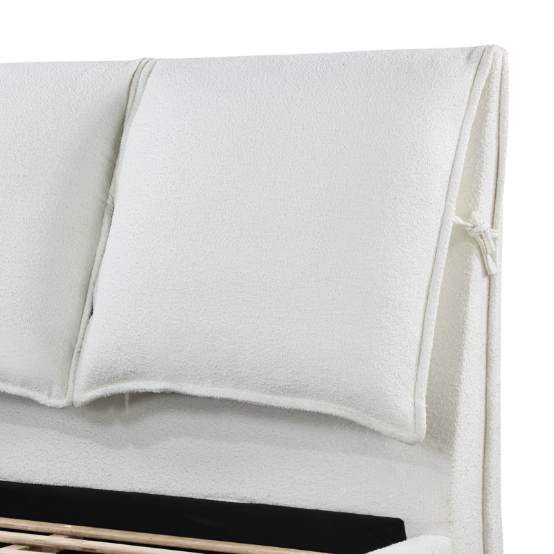 Grand lit plateforme tapissier avec tête de lit blanche