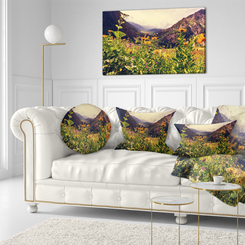 Green Green Meadow avec fleurs - coussin à imprimé floral, 16 po x 1 po, Coussin décoratif