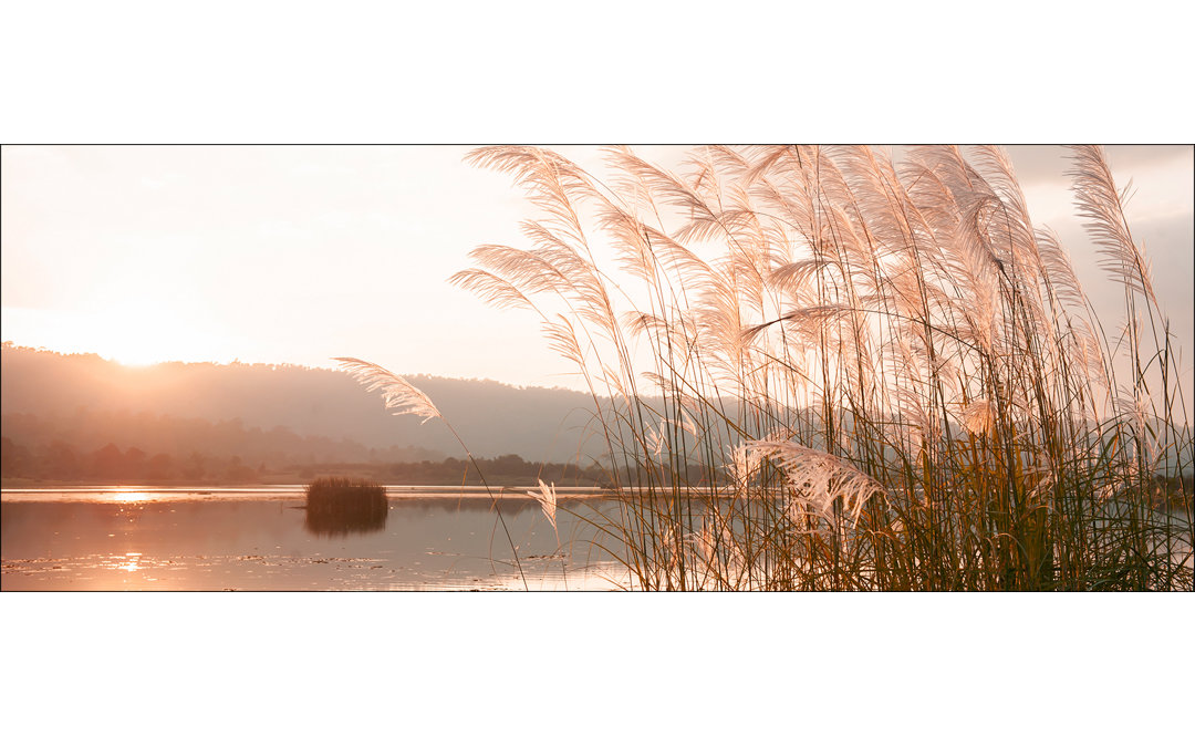 Sunset On The Lake – Rahmenloser Panorama-Kunstdruck auf Floatglas