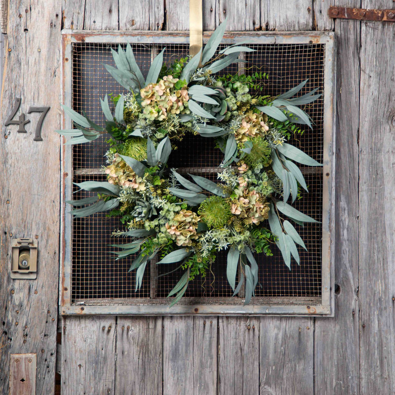 Couronne d'hydrangées, plantes grasses et eucalyptus, H 30 po x l 30 po x p 6 po