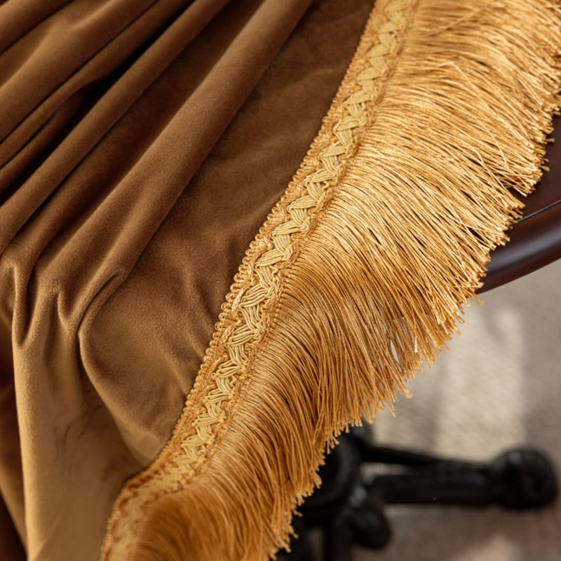 Nappe ronde en velours de 122 cm (48 po) avec pompons dorés, couleur camel, Chameau