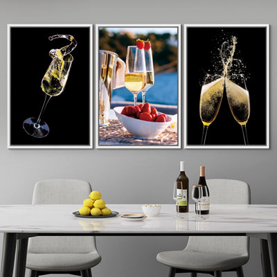 Verre à vin blanc et fraises, cocktails, photographie de fruits, réalisme, paysage rustique
