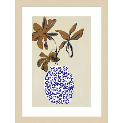 Ambiance florale bleue et brune de Midford encadrée sur papier par Design Fabrikken, photographie