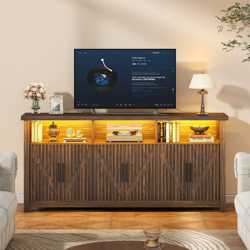 Buffet de 170 cm avec éclairage DEL et prises électriques, en noyer, avec 6 portes cannelées en forme de V et étagères réglables, pouvant servir de coin café ou de meuble TV.