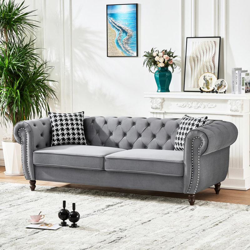 87 po. Velours de style Mid-Century moderne à 3 places avec accoudoirs roulés et tête de clou, gris, structure en pin massif, coussins en bois à densité moyenne et assise moelleuse