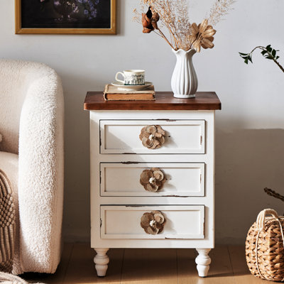Table de chevet vintage de 48 cm (19 pouces) avec 3 tiroirs, pattes à motifs floraux et en forme de courge, blanc vieilli, pour un look d'appoint blanc.
