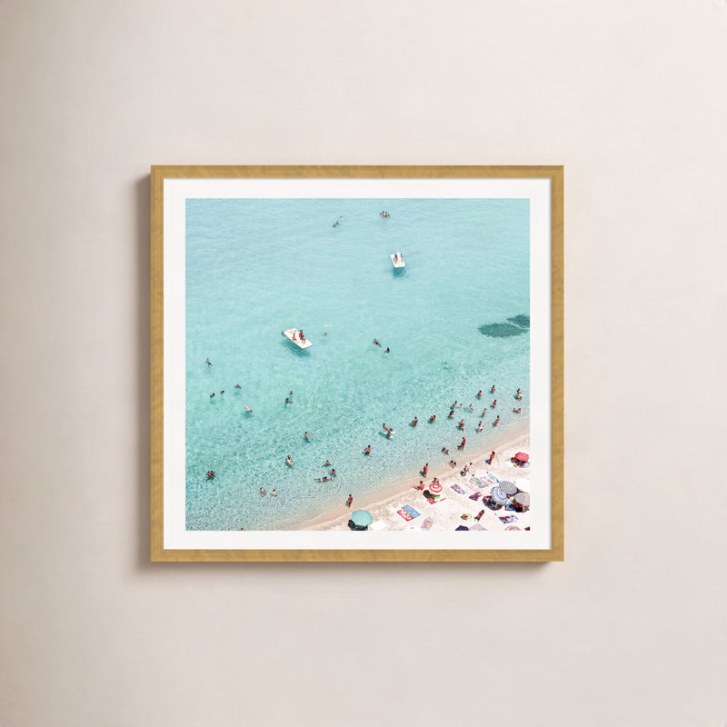«Uira Beach People» par Sissi et Seb, reproduction sur toile, H 12 po x l 12 po x P 0,75 po, Cadre doré à une seule photo
