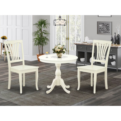 L'ensemble de table de salle à manger 3 pièces comprend 1 table de salle à manger à piédestal ronde et 2 chaises de salle à manger en lin blanc avec dossier à lattes - finition lin blanc