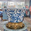 Bassin en porcelaine avec bronze bleu et fleur blanche