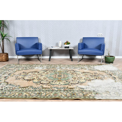 Grand tapis turc avec motif floral classique idéal pour rehausser la beauté de votre salon dans des couleurs vertes et beiges