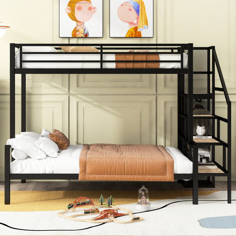 Lit superposé simple au-dessus d'un lit double en métal noir avec espaces de rangement et garde-robe fonctionnelle