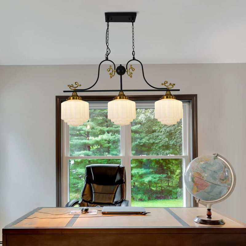 Luminaire suspendu 3 lumières Schoolhouse, abat-jour en verre opale givré, structure en métal noir avec détails en laiton pour îlot de cuisine