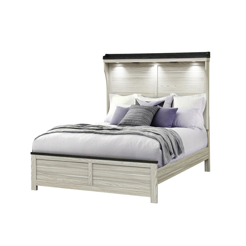 Grand lit brun avec tête de lit à panneau, structure à profil bas fabriquée en bois massif et ton de chambre à coucher, sommier requis idéal pour la chambre à coucher