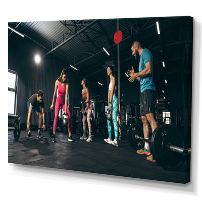 Entraînement de groupe d'intérieur de musculation sur toile