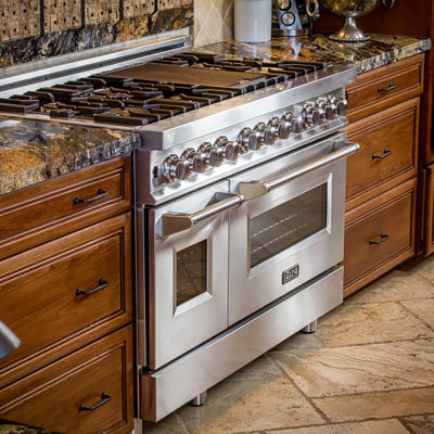 Ensemble de cuisine 2 pièces avec une hotte de cuisine murale à double pile double 48 de 48 po caractéristique zline