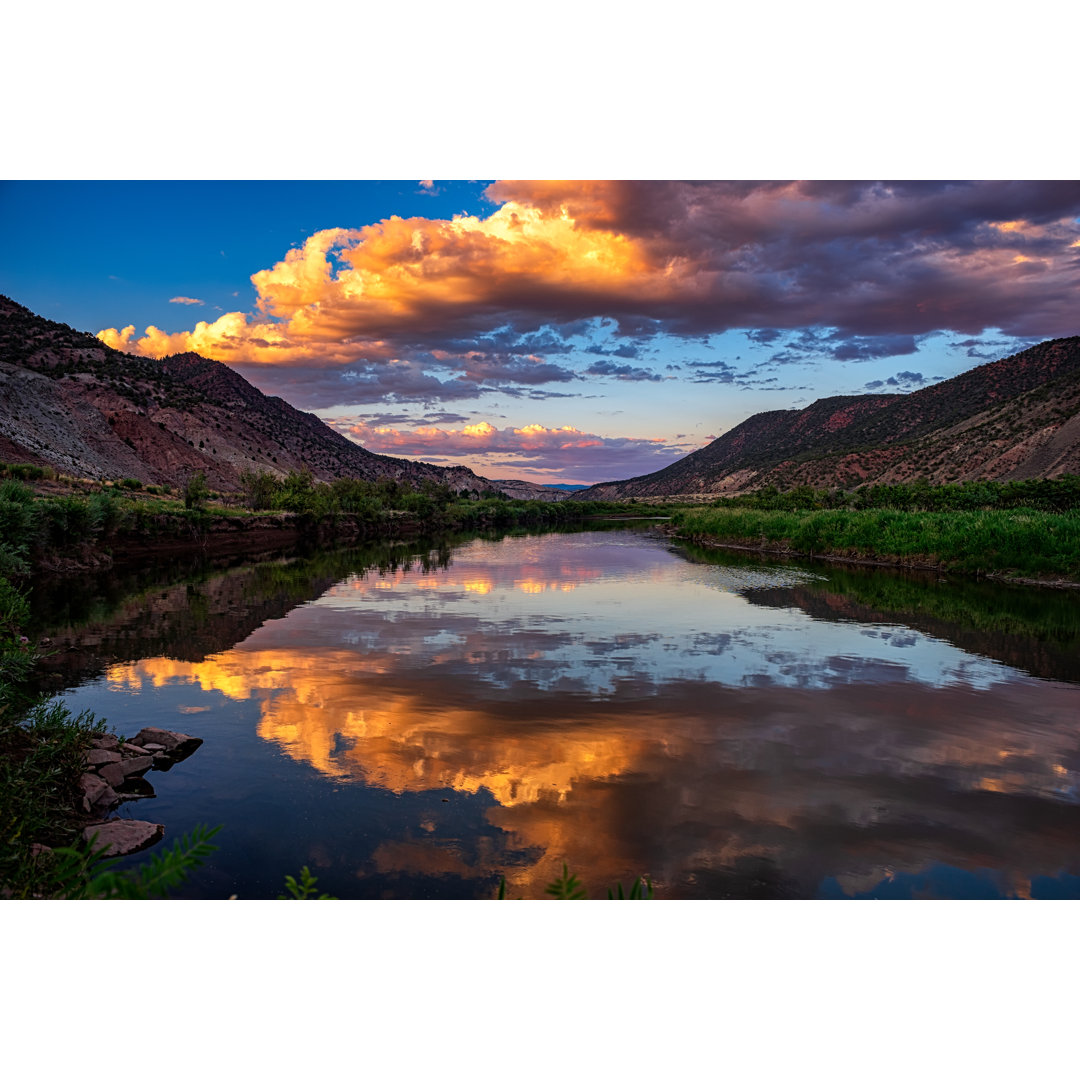 Sonnenuntergang Reflektionen Berg Fluss von Adventure - Leinwand Kunstdrucke