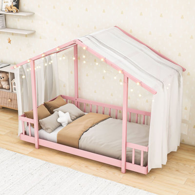 Lit plateforme en bois avec baldaquin en tissu transparent et guirlande lumineuse