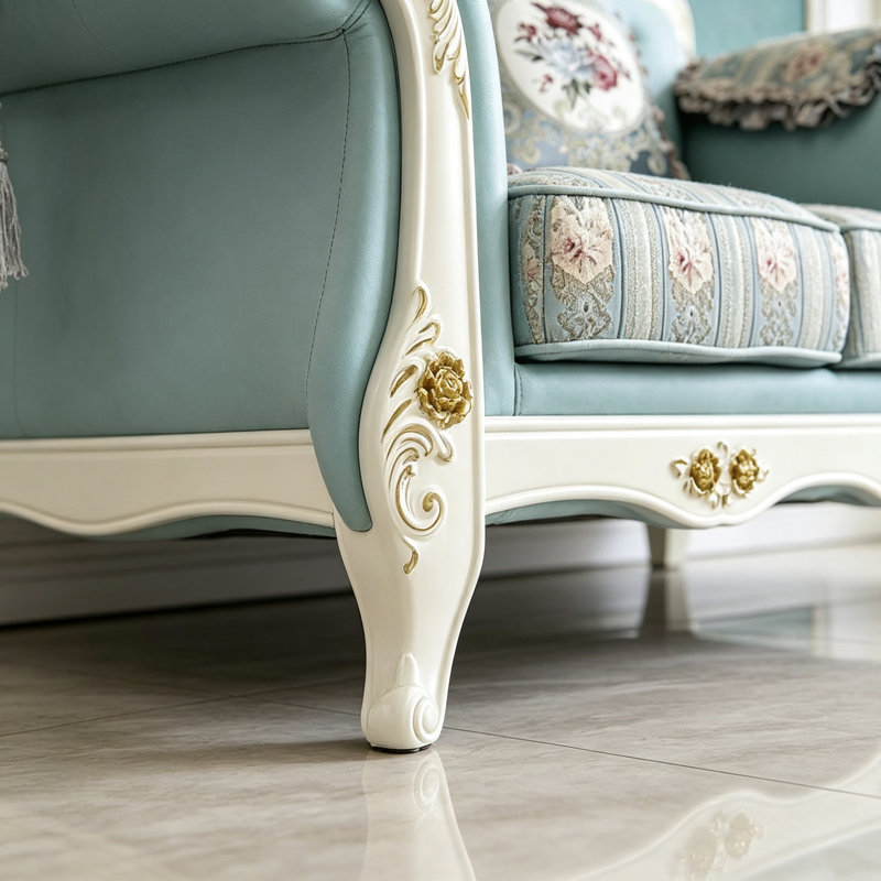 Canapé en tissu luxueux de style européen.