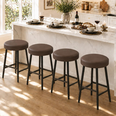 Paquet de 4 tabourets de bar ronds sans dossier de 26 po de hauteur, comptoir large en cuir de polyuréthane et structure en métal, chaises de bar modernes avec repose-pieds pour îlot de cuisine et pub, brun rustique