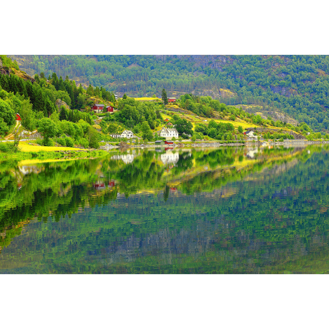 Naeroyfjord Idyllischer Fjord von Agustavop - Kunstdrucke auf Leinwand