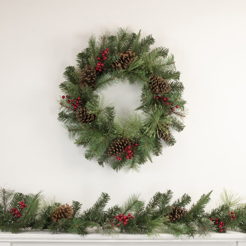 Couronne de Noël artificielle 24 po en pin et baies
