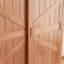 Une garde-robe en bois simple