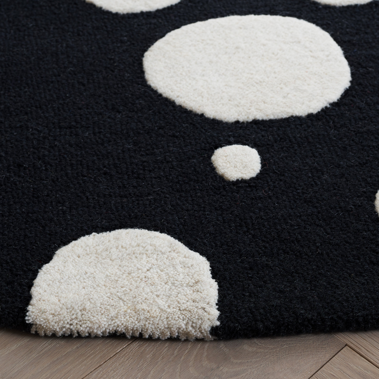 Kavika Black Ivory Hand-Woven Rug, Round 6'