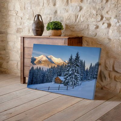 Toile, "Un paysage d'hiver serein avec une cabane en rondins rustique pittoresque, nichée dans une couverture de neige blanche fraîche"