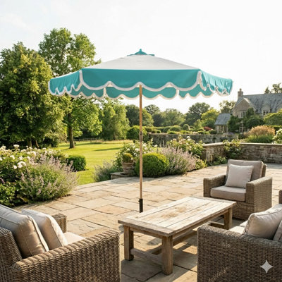  Parasols de patio festonnés de 9 pi avec franges, parapluies de marché avec auvent résistant à l'eau et à la décoloration, poteau en bois de 1,5 po et inclinaison des boutons.