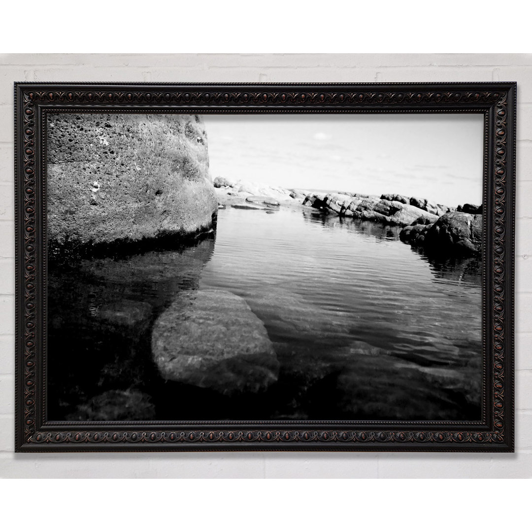 Ocean Rock Bay B N W Gerahmter Druck