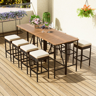 Table pliante en bois et huit tabourets avec coussins moelleux pour terrasse et jardin toutes saisons