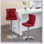 Tabourets de bar pivotants en velours avec hauteur de siège réglable, dossier ergonomique et base chromée luxueuse pour un confort moderne-421688190