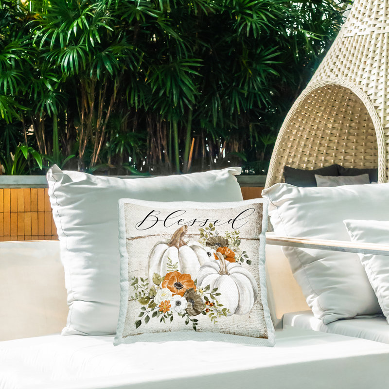 Coussin d'extérieur imprimé citrouille Blessed Floral par LSR Design Studio