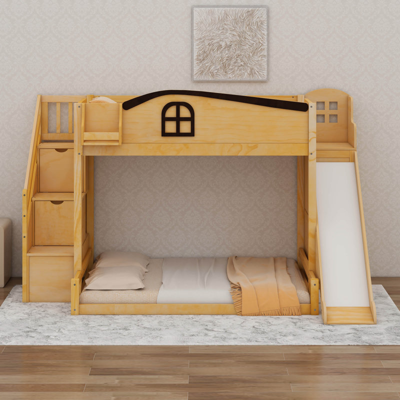 Lit simple superposé au dessus d'un lit double avec glissade et escalier, tablette de rangement et garde-robe