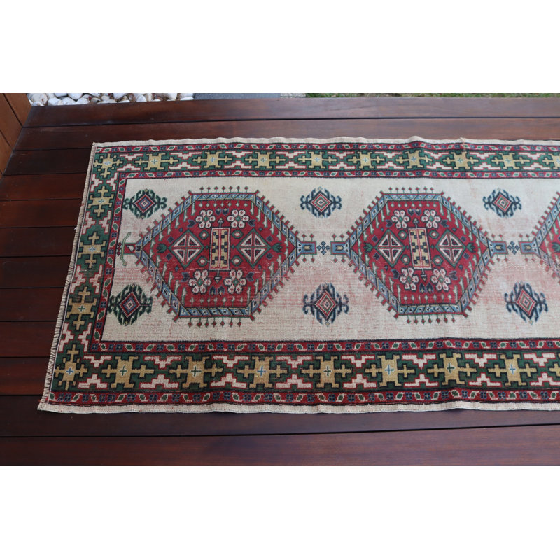 Tapis traditionnel turc rouge et vert avec des motifs géométriques et floraux, idéal pour rehausser l'esthétique de votre décor de couloir