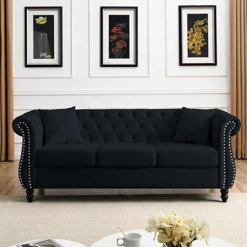 3 places en velours noir. Avec accoudoirs roulés, garniture cloutée. Et confortable. Pour le salon, la chambre à coucher, le bureau. Capacité de charge de 250 lb. Assemblage requis pour la vie, cadre de chambre à coucher. Mousse douce