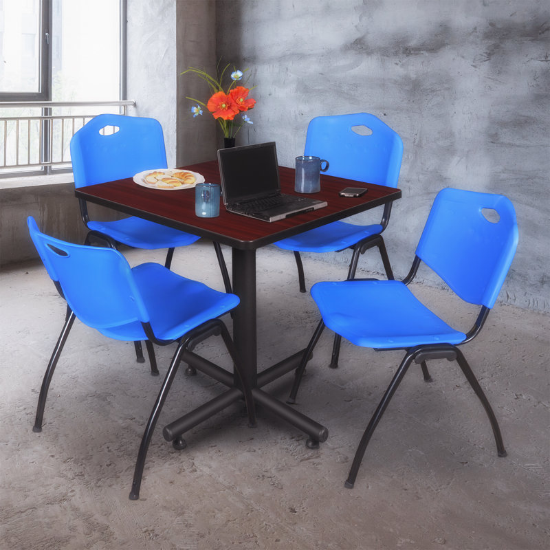 Table de salle de repos carrée Nicklo, chaises empilables 4 M, Bleu, 29" H x 30" L x 30" D, Acajou