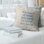 Coussin à la main