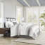 6 literie en coton double. Blanc avec accents gris. Édredon surdimensionné. Rembourrage. Jupe de lit et coussins décoratifs. Facile à entretenir, 6 pièces, blanc / gris. Rayures tissées et texturées. . Édredon, jupe, taies décoratives-121232917