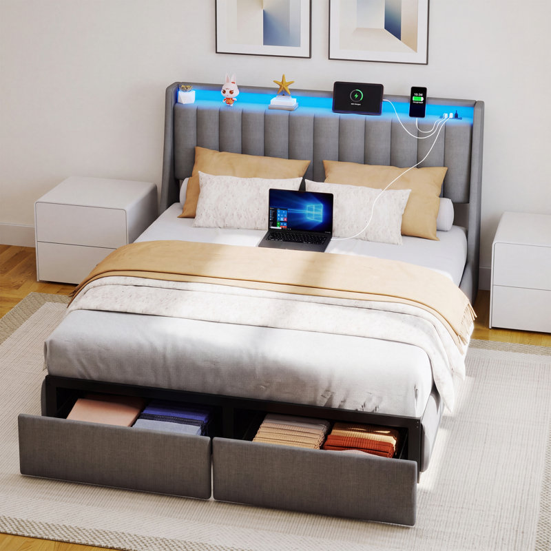 Structure de lit grand gris avec lumières à DEL RVB et station de charge, lit plateforme tapissier avec 2 tiroirs sous le lit et tête de lit de rangement, lit en métal robuste