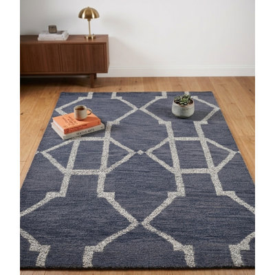 Tapis d'intérieur rectangulaire en laine gris pâle et blanc, noué à la main, à motif géométrique.