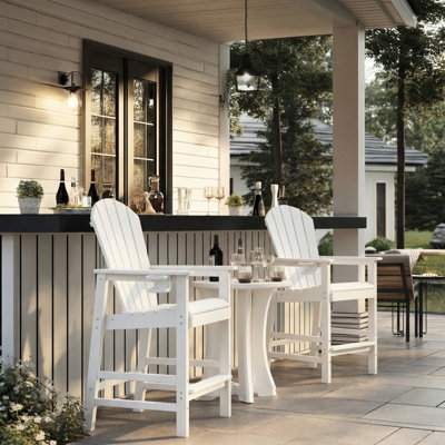 Chaise blanche à hauteur de bar, idéale pour les repas en plein air et les divertissements
