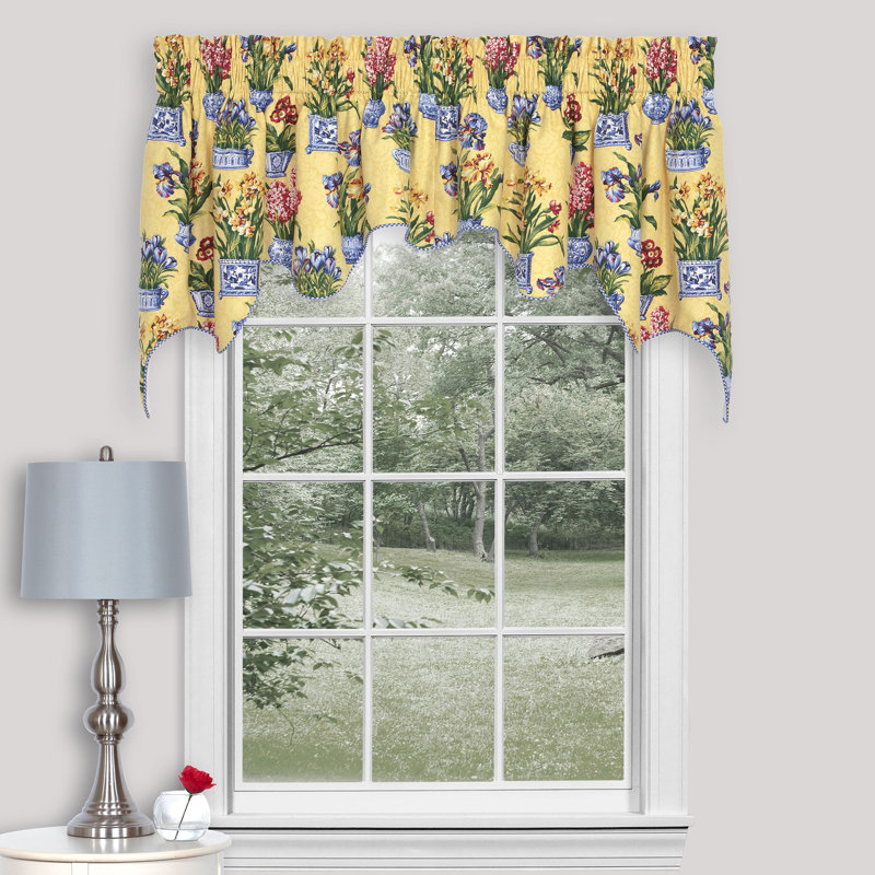Melanie Buttercream Traditional Cotton Floral Empress Swag