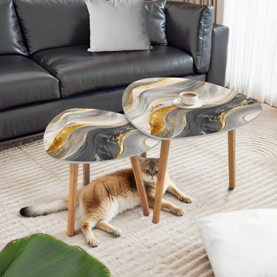 Ensemble de 2 tables basses gigognes triangulaires en marbre aux accents dorés abstraits, table de bout moderne et minimaliste pour salon, chambre à coucher