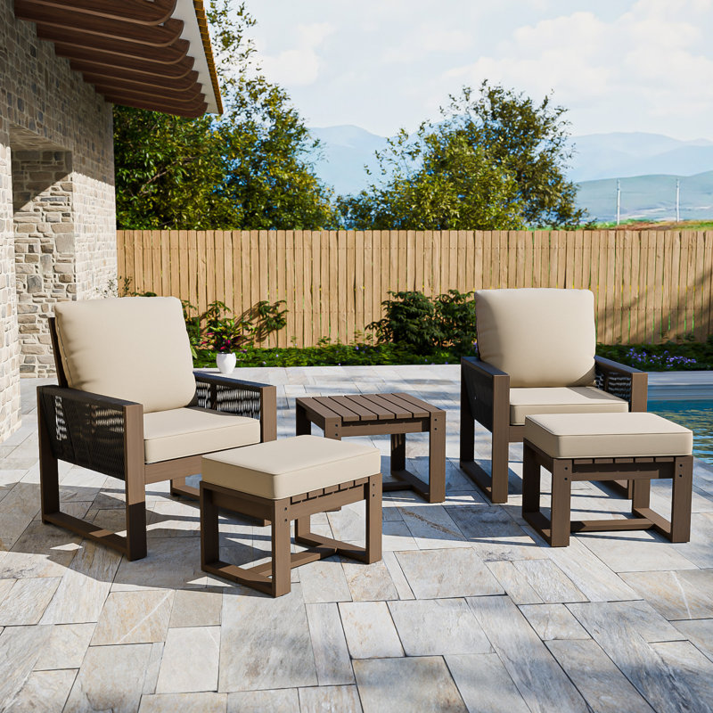Ensemble de conversation de 5 pièces en bois de cèdre brun avec coussins en oléfine, table basse carrée et repose-pieds