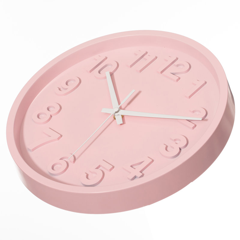  Horloge murale 12 pouces moderne et minimaliste ronde en plastique à cadran rose avec chiffres arabes audacieux Mouvement à pas analogique Horloge facile à lire pour le salon Cuisine Bureau Chambre à coucher