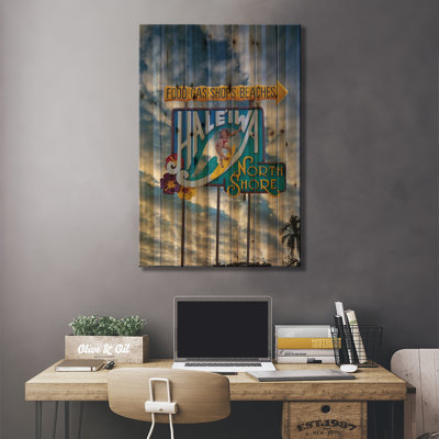 «Sennett Haleiwa Sign Woman Clouds» par Sean Davey - impression graphique
