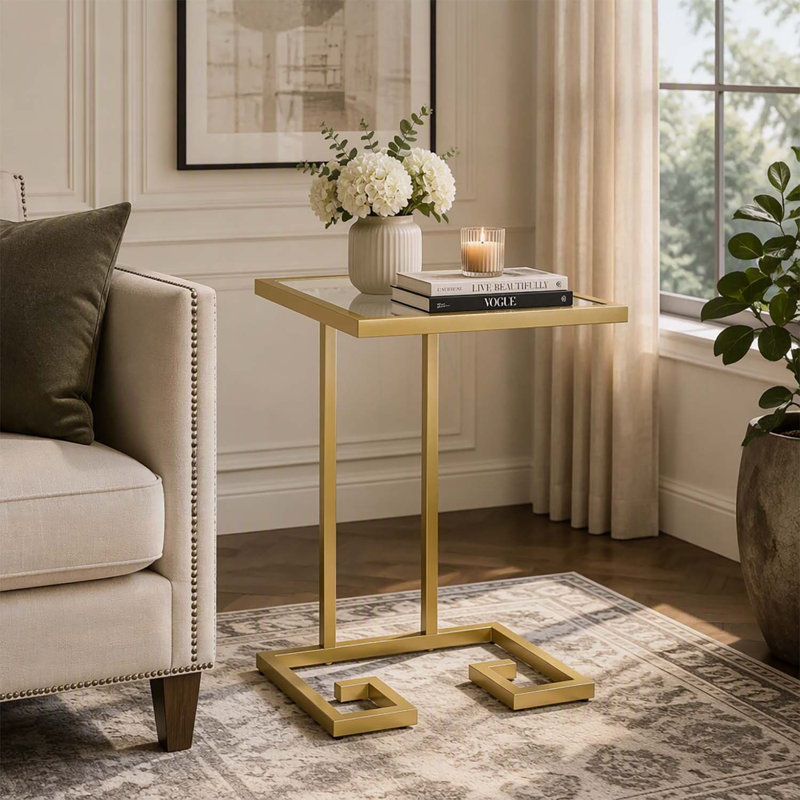 Table d'appoint moderne et glamour en forme de C avec structure en fer durable et plateau en verre trempé, parfaite pour les espaces de vie élégants.